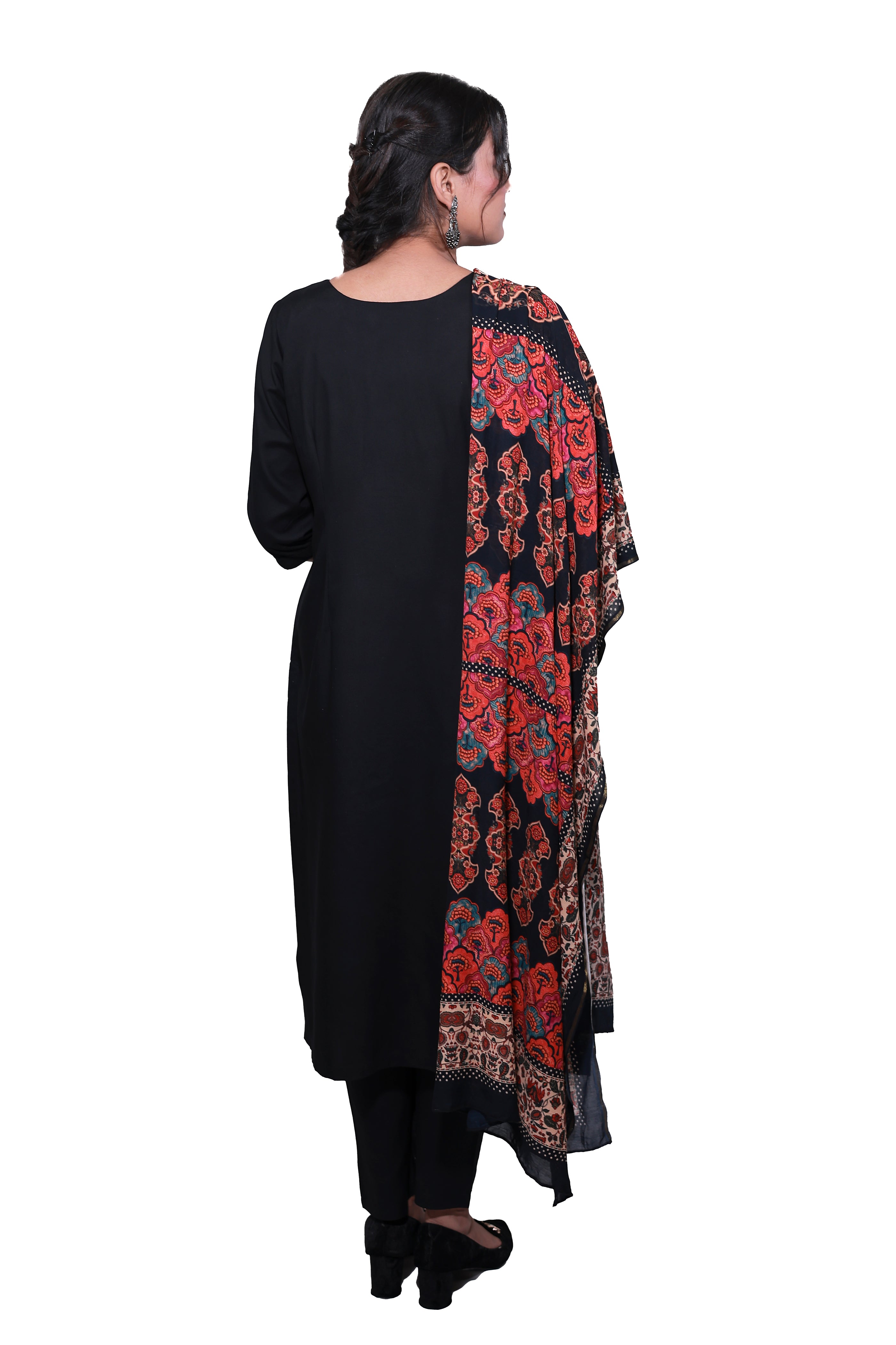 Back view of a woman standing in Noor-E-Nazakat black rayon kurta set with Pintuk neck & digital print dupatta by Simroz